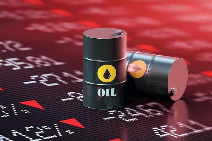 عكس التوقعات.. قفزة قياسية في أسعار النفط بعد قرار خفض الإمدادات