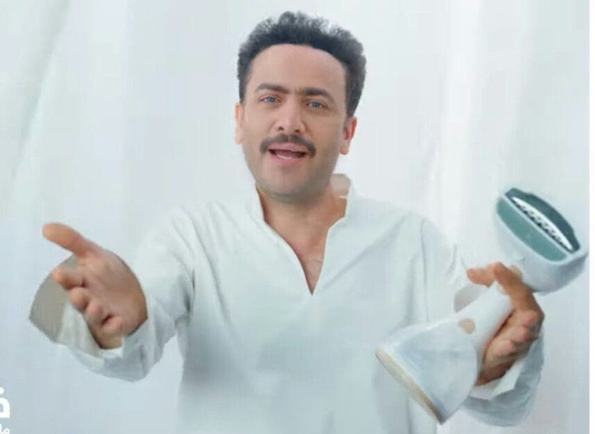 تامر حسني وهو يقلد الفنان مصطفى قمر 