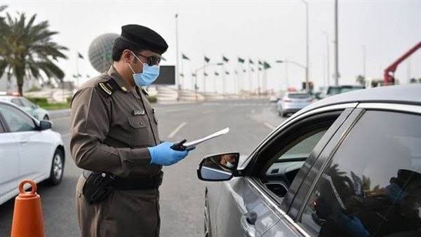 "المرور" السعودية تكشف عقوبة زيادة عدد الركاب فوق المحدَّد بالرخصة