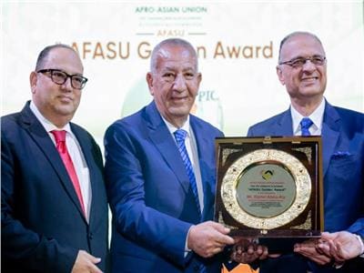 فوز رئيس مستثمري محافظة البحر الأحمر على جائزة أفاسو الذهبية
