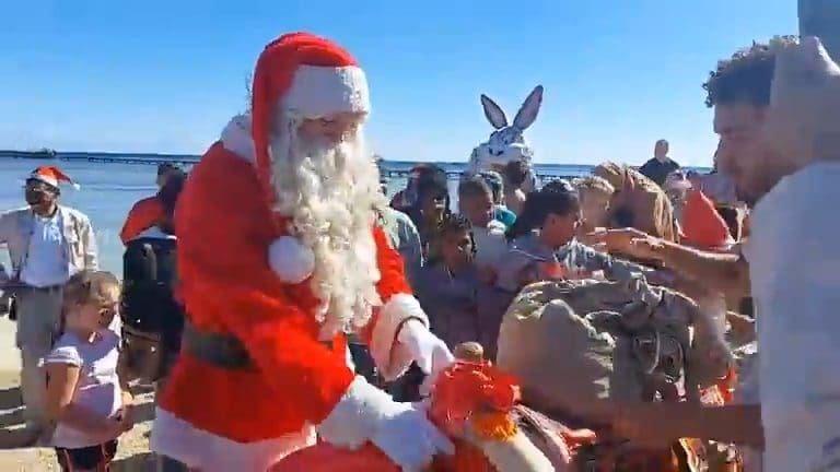 بابا نويل يوزع هدايا على شواطئ محافظة البحر الأحمر