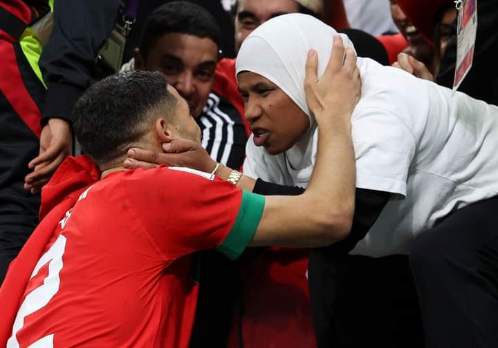 اللاعب أشرف حكيمي مع والدته - من مباراة المغرب وإسبانيا دور ال16 كأس العالم 2022 قطر
