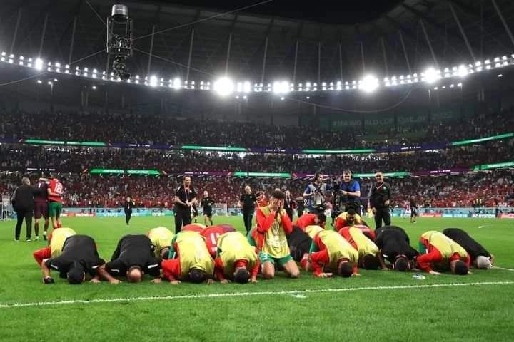 المنتخب المغربي يسجد شكراً لله في مباراة إسبانيا والمغرب كأس العالم 2022 قطر