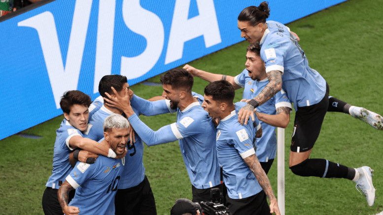 فرحة لاعبي أوروجواي - من حساب fifaworldcup_ar على تويتر