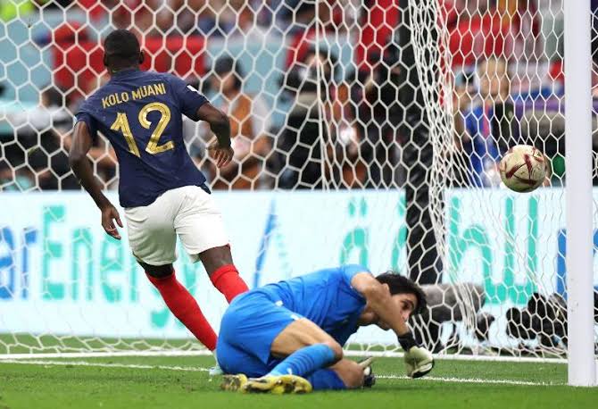 اللاعب راندال كولو يسجل الهدف الثاني لمنتخب فرنسا في منتخب المغرب في نصف نهائي كأس العالم 2022 قطر 