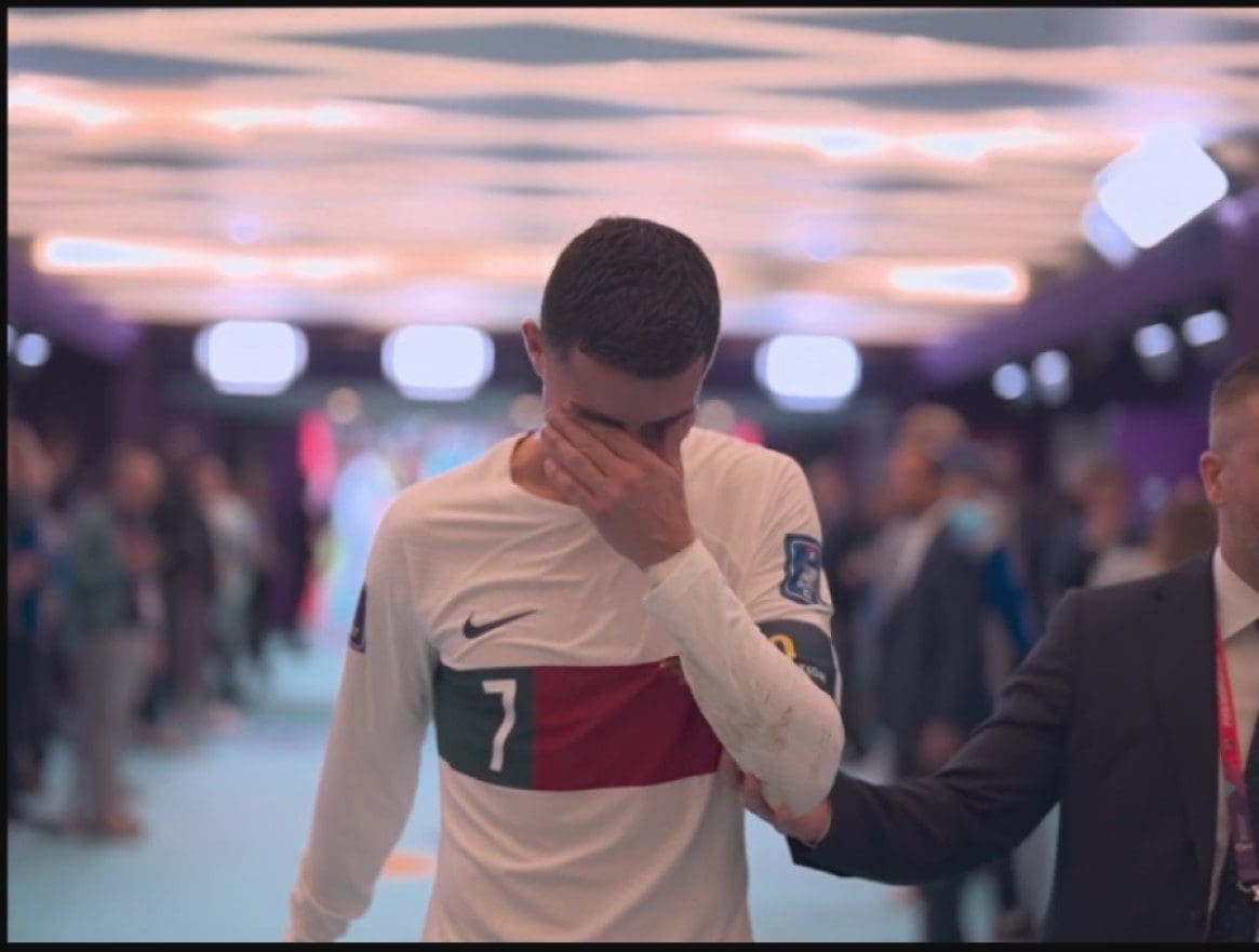 رونالدو يفكر في اعتزال كرة القدم نهائياً وينهار في البكاء