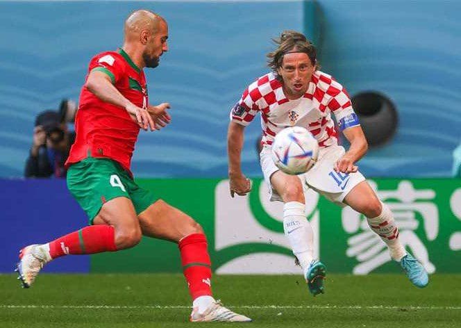 لوكا مودريتش وسفيان امرابط في مباراة كرواتيا والمغرب