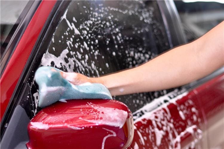 كيفية غسل السيارة في المنزل
