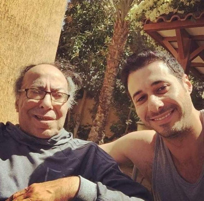 صورة أحمد صلاح السعدني مع والده 