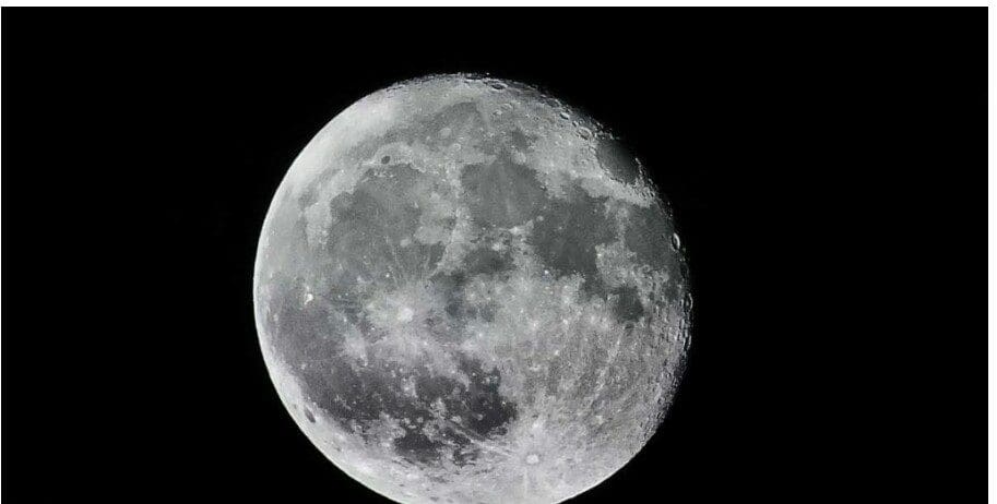 صورة القمر عن قرب