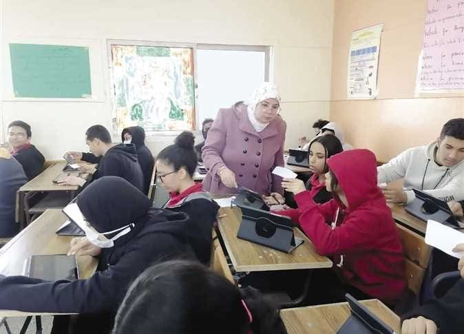 جانب من الامتحانات بالمدارس المصرية
