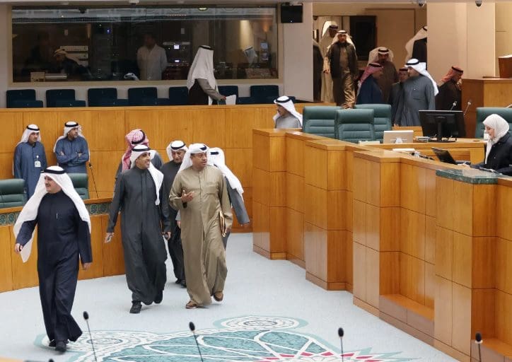 أمير الكويت يقبل استقالة الحكومة بعد ارتفاع حدة توترها مع البرلمان