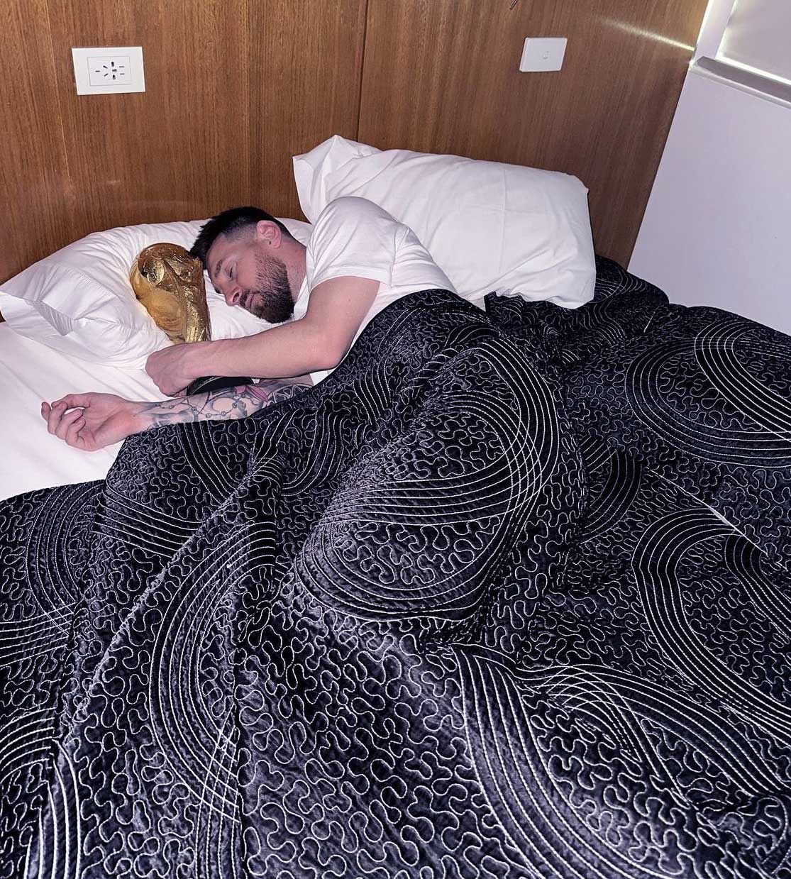  ميسي يحتضن كأس العالم في غرفة النوم