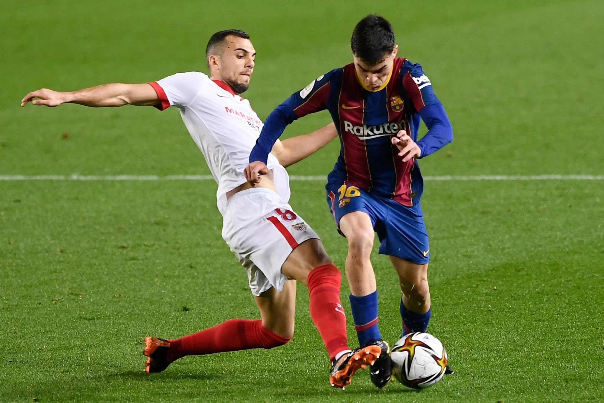 برشلونة يواجه إشبيلية في قمة مباريات الدوري الاسباني 