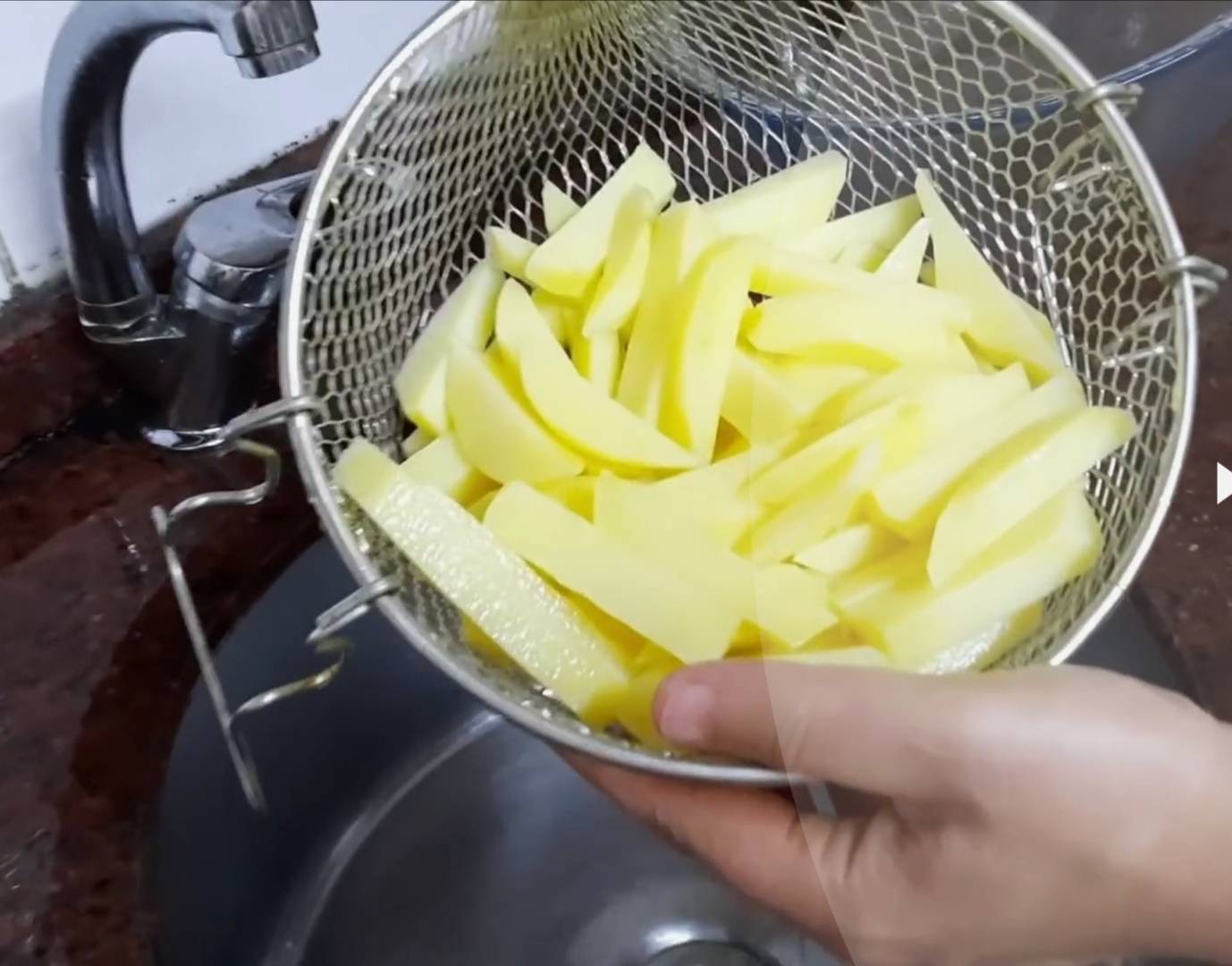 طريقة عمل البطاطس المقلية المقرمشة مثل المطاعم 