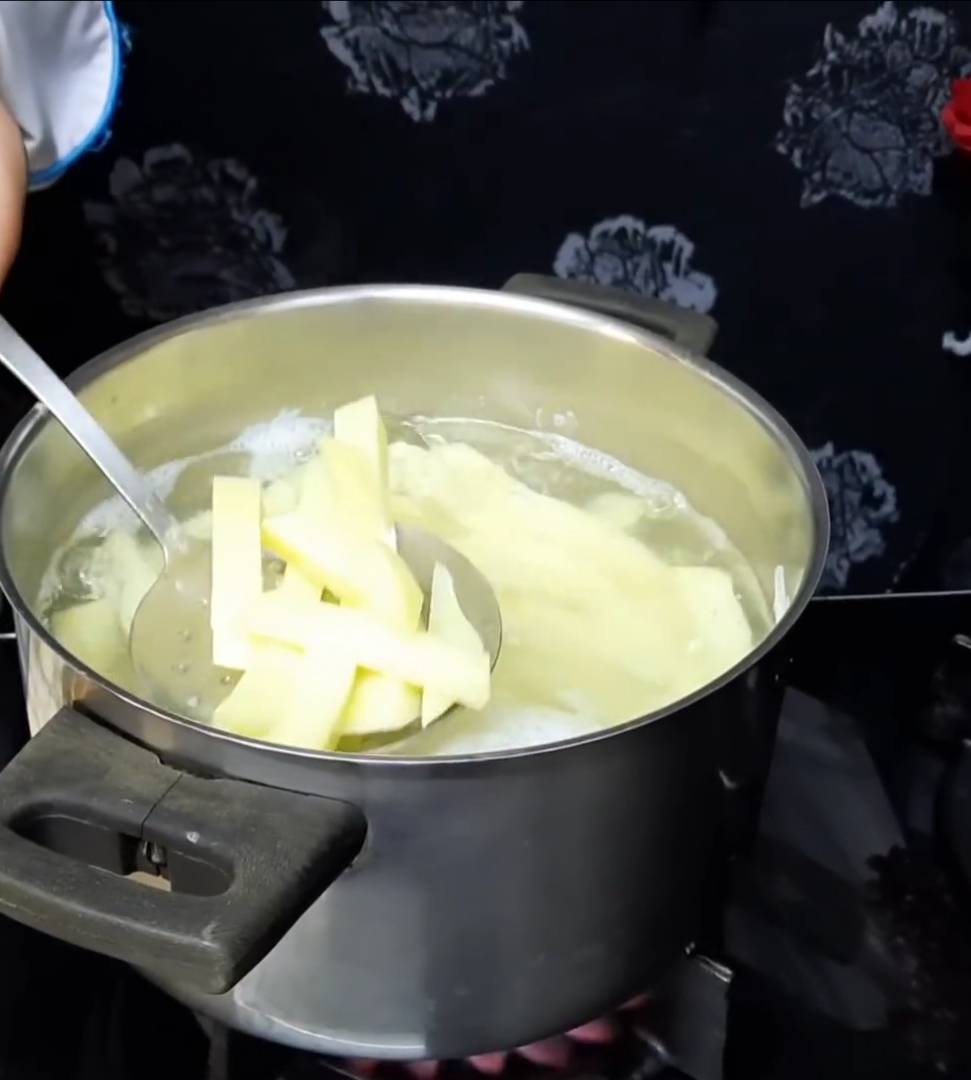 طريقة عمل البطاطس المقلية المقرمشة مثل المطاعم 
