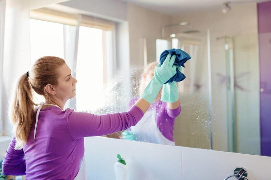أسهل طريقة لتنظيف المرايا بأقل مجهود ونتيجة مبهرة بمكون متوفر في كل منزل