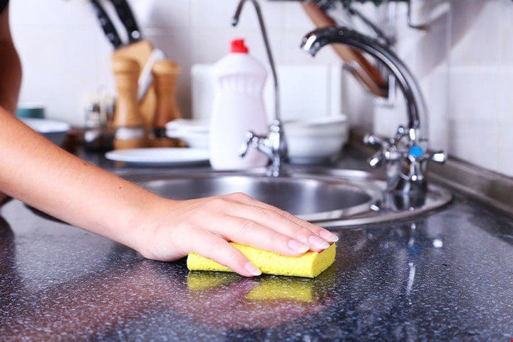 6 أخطاء يرتكبها الجميع عند تنظيف المنزل تجعله أكثر اتساخاً 