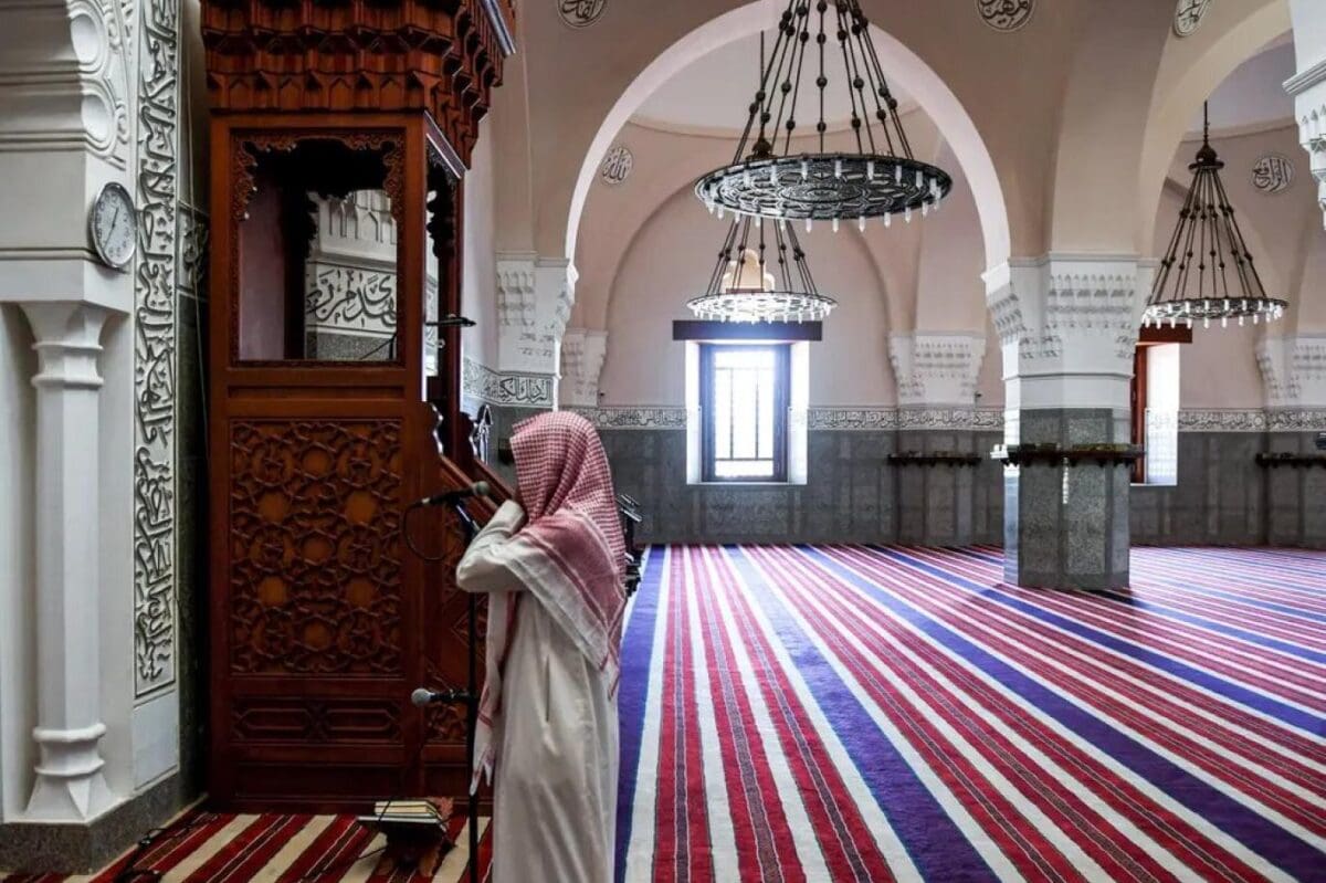 تعليمات مشددة وعاجلة من السعودية لأئمة ومؤذني المساجد في رمضان.. أبرزها عدم اصطحاب الأبناء
