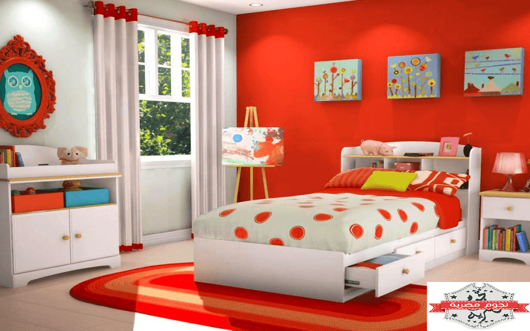غرفة نوم أطفال باللونين الأحمر والأبيض.