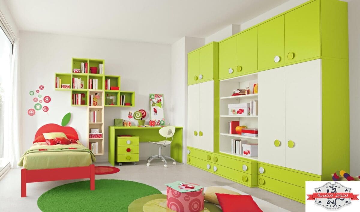 غرفة نوم أطفال باللونين الأبيض والأخضر الفاتح.