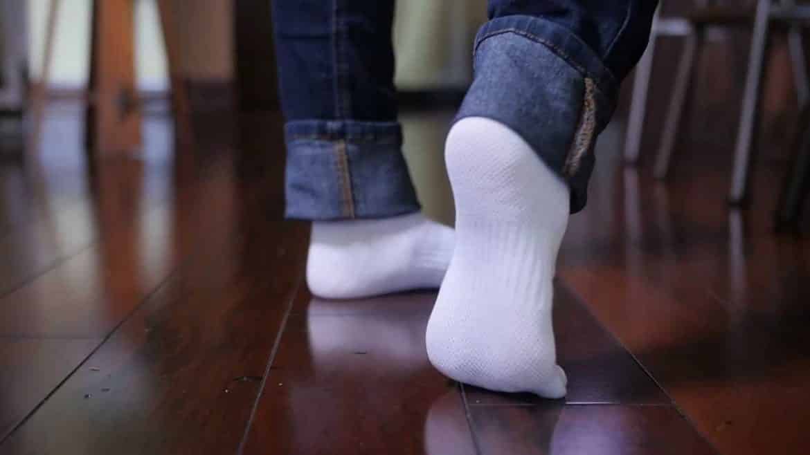 طريقة تنظيف الجوارب البيضاء والملونة وإزالة البقع الصعبة بمكونات موجودة في منزلك