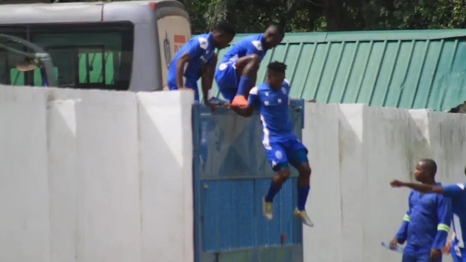 فريق «لوموانا راديانت» يقفز من أعلى البوابة