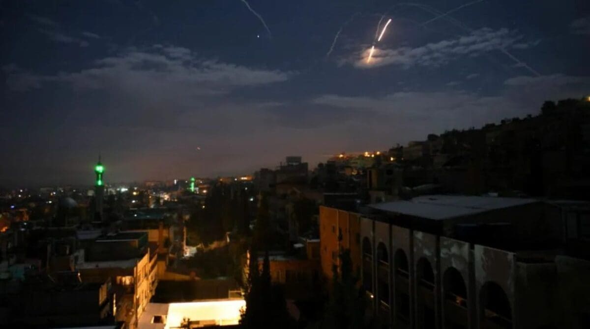 ردًا على إطلاق صواريخ باتجاه مرتفعات الجولان المحتل إسرائيل تضرب سوريا