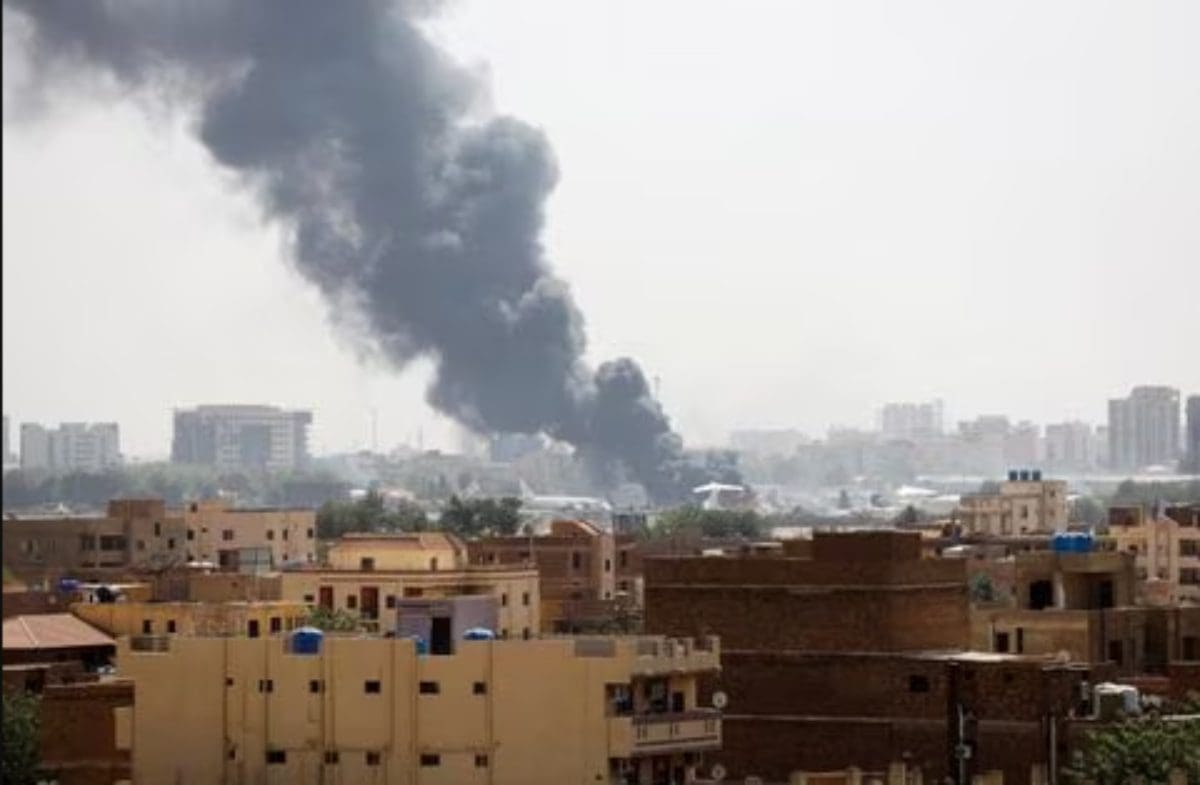 مع دخول القتال في السودان الأسبوع الثالث تستمر الضربات الجوية والمدفعية