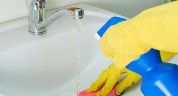طريقة فعالة لتنظيف حوض الحمام