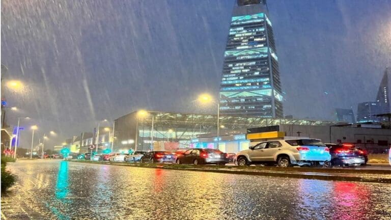 الدفاع المدني يحذر من أمطار رعدية على أنحاء متفرقة بالمملكة وخاصة الرياض
