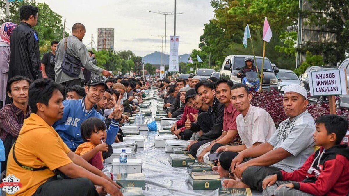 المملكة تُقيم أطول مائدة إفطار بتاريخ إندونيسيا