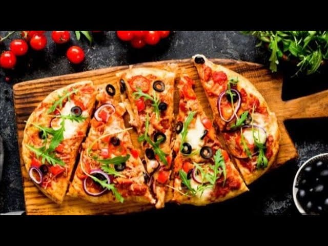 بيتزا الرنجة وصفة جديدة لتقديمها الى أطفالك في شم النسيم وعيد الفطر المبارك