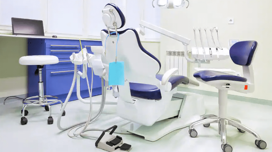 طبيب الأسنان في الإمارات