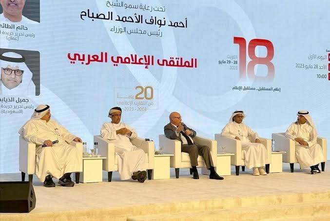 وزير الإعلام الكويتي يكرم "جميل الذيابي" في الملتقى الإعلامي العربي الـ18