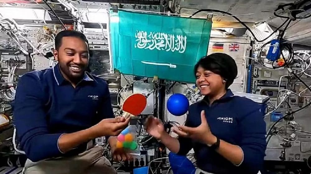 رائد الفضاء السعودي يكشف سبب عدم سقوط محطة الفضاء على الأرض