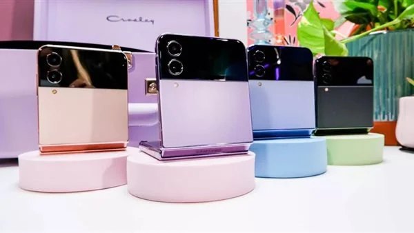 هاتف سامسونج Galaxy Z Flip 5 القابل للطي بألوانه المتعددة