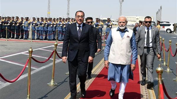 رئيس الوزراء المصري يستقبل رئيس الوزراء الهندي في المطار