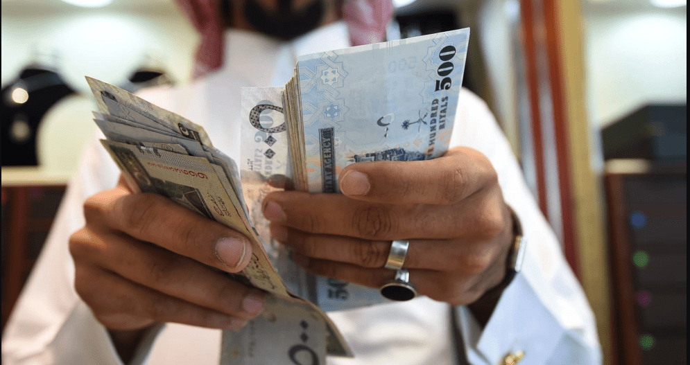 الحكومة السعودية تبدأ في إيداع رواتب منسوبيها لشهر يونيو