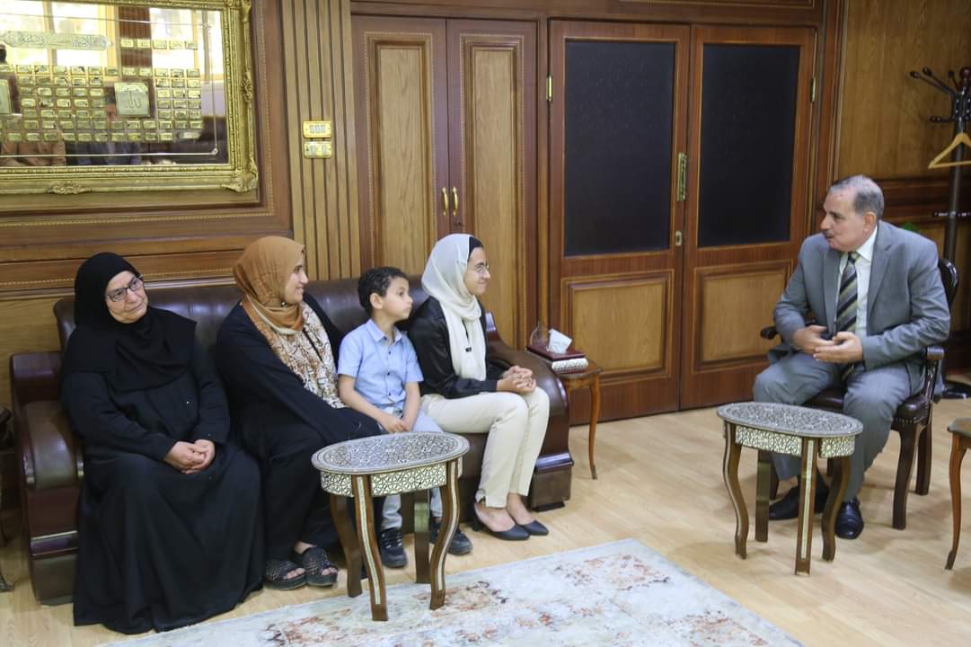 محافظ كفر الشيخ يستقبل الطالبة منة عماد وأسرتها ويوفر لها أثاث منزلي وأجهزة كهربائية