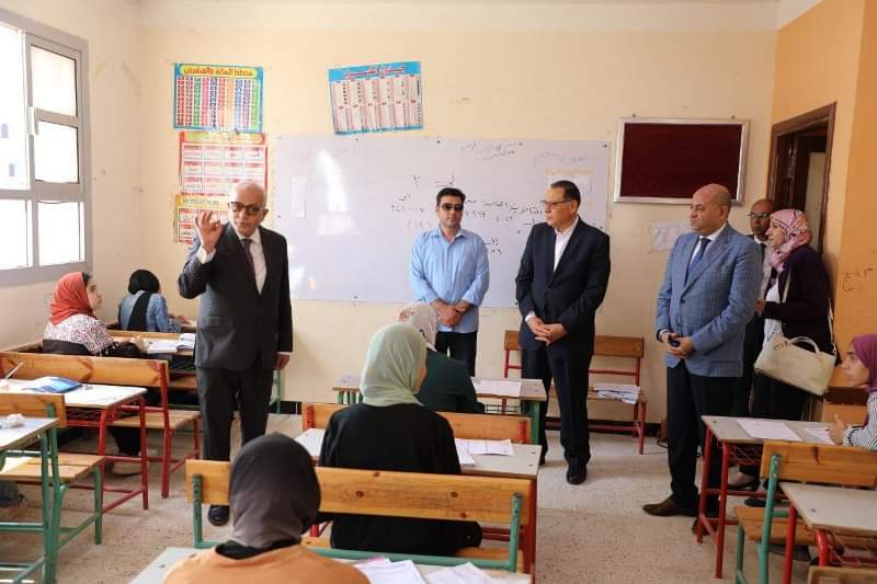 محافظ الشرقية ووزير التربية والتعليم يتفقدون لجان امتحانات الثانوية بمدينة الصالحية الجديدة