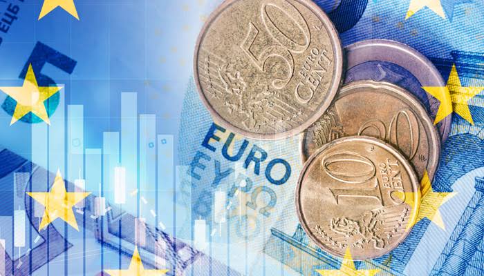 صورة تشير إلى مجموعة من عملات اليورو الورقية والرقمية