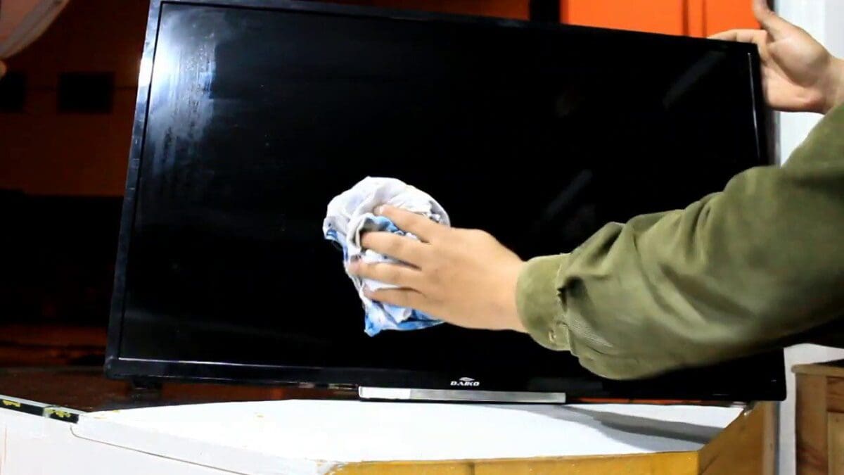 طريقة تنظيف شاشة التليفزيون