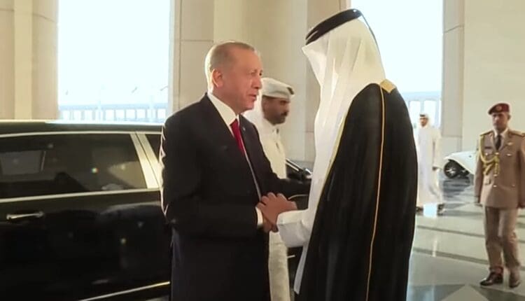 أهدى الرئيس التركي "رجب طيب أردوغان" سيارة توغ الكهربائية التركية الصنع، لأمير قطر "الشيخ تميم بن حمد آل ثاني"
