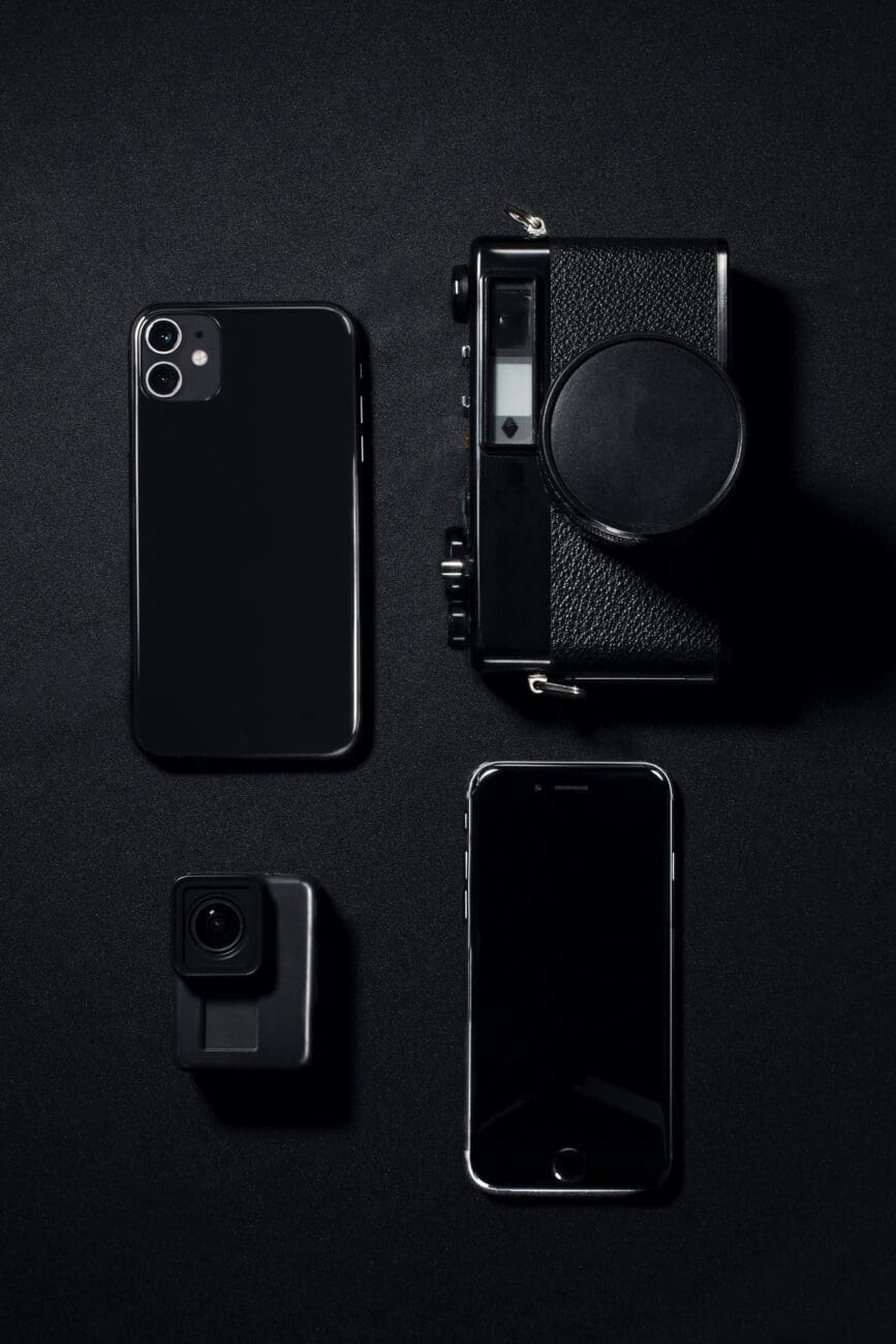 صورة سوداء يظهر فيها كاميرا وهواتف سوداء