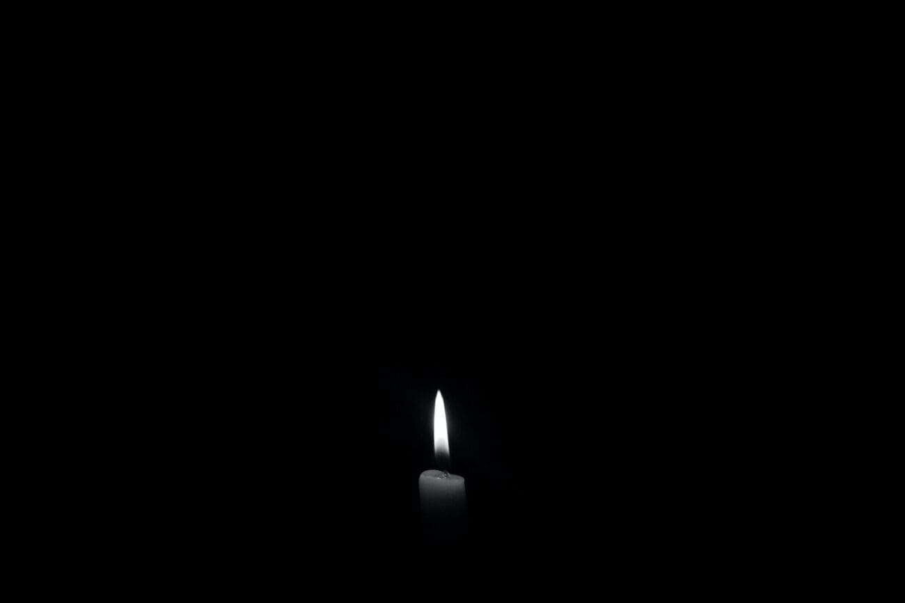 صورة جميلة تظهر فيها شمعة مضيئة في الظلام