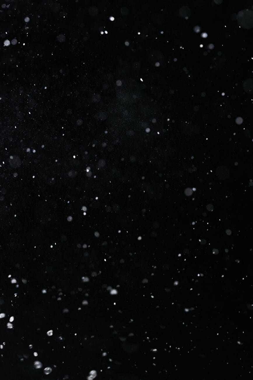 خلفية سوداء تظهر فيها نقط بيضاء كالنجوم في السماء