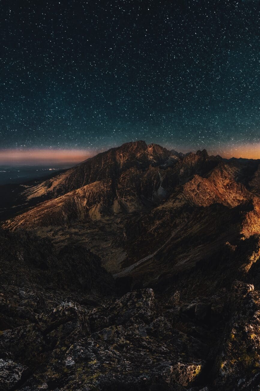 صورة طبيعية للجبل في الليل