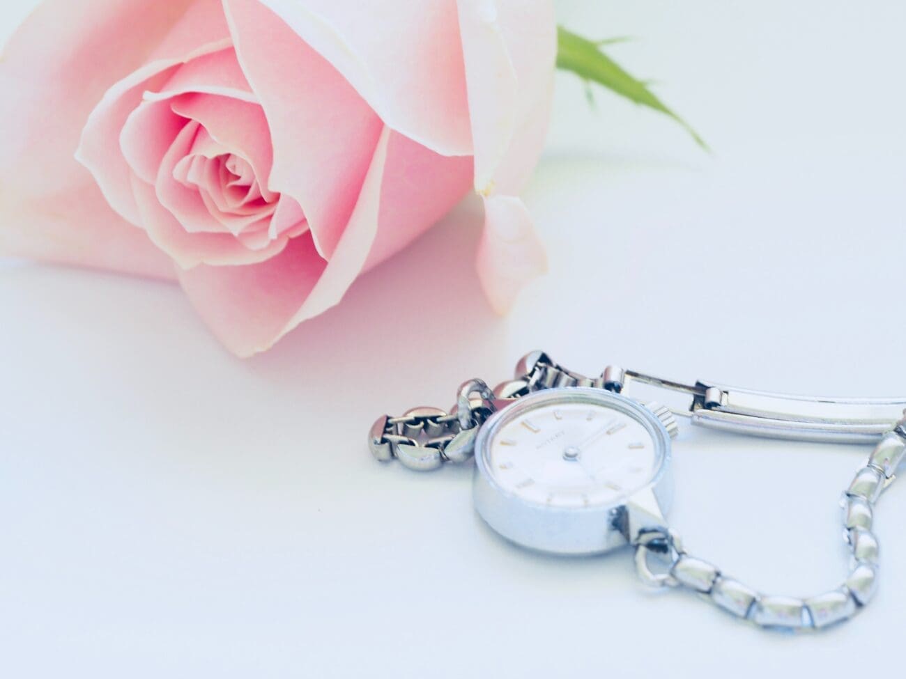 صورة وردة جميلة مع ساعة حلوة