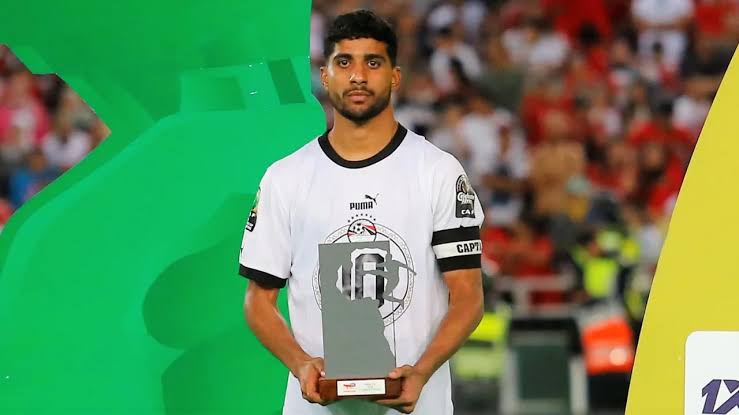 إبراهيم عادل مع جائزة أفضل لاعب في كاس إفريقيا تحت 23 عام 